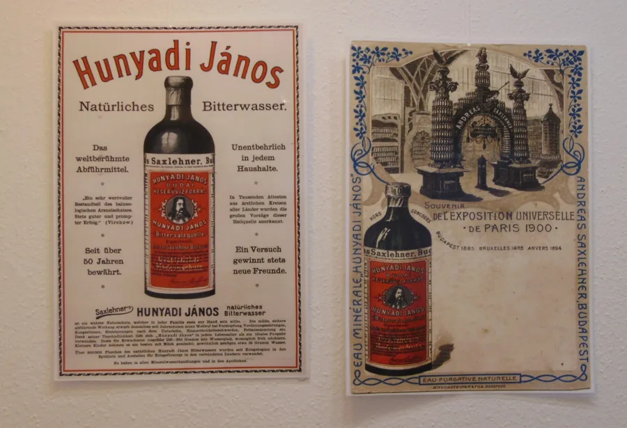 Két korabeli Hunyadi János-reklám a Saxlehner-emlékkiállításon, köztük az 1900-as párizsi világkiállítás emléklapja
